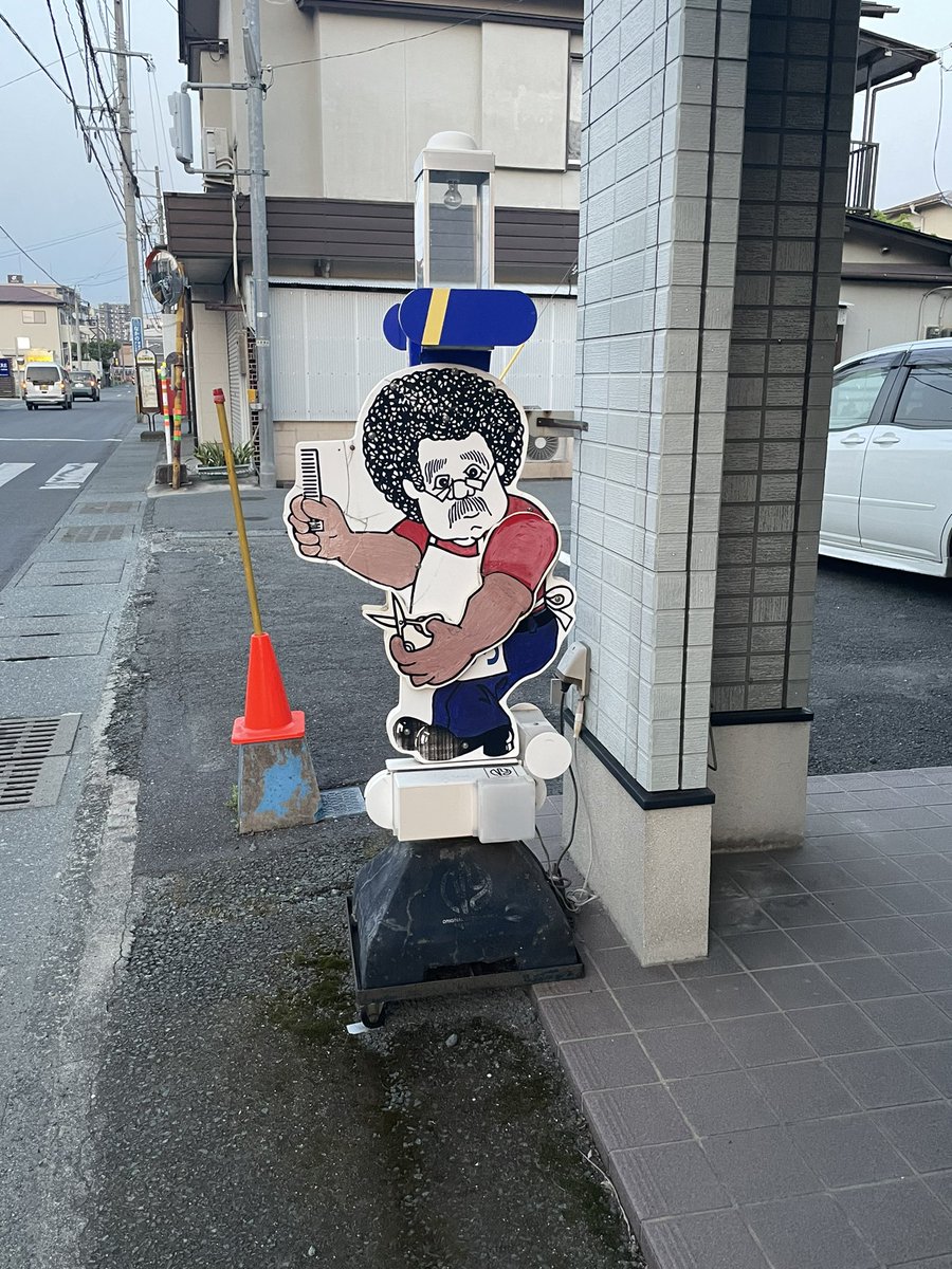 etyu_etyu's tweet photo. 熊本県熊本市中央区
2023.5.16

飛び出し!?と思ったら、お店の看板？ https://t.co/BuFwbX44Wq