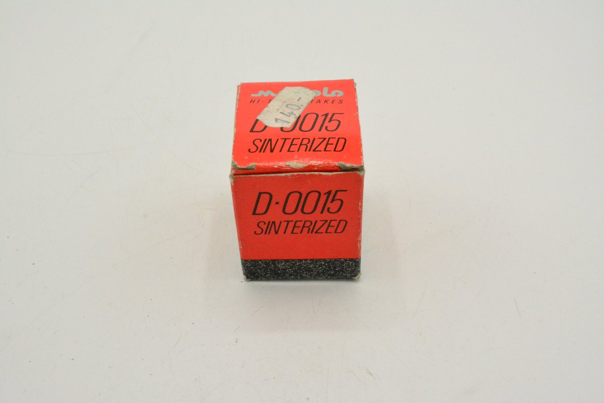 Und wieder haben wir etwas neues in unserem Onlineshop.
Modolo D-0015 Gesinterte Bremsbeläge NOS 
Jetzt hier bestellen! der-ritzler.de/products/modol….
#rennrad #vintagebikes #velo #racer #racingbike #racebike #cycling #cyclinglife