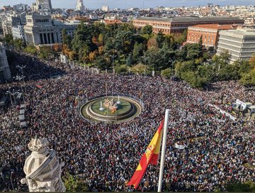 emiliogrande53's tweet photo. La Sra @IdiazAyuso no se ha enterado del malestar de lxs madrileñxs con la #SanidadPública.
Tampoco se ha enterado que por unos protocolos de la vergüenza, que aprobó su gobierno, fallecieron 7.291 personas en las Residencias. https://t.co/a1L985jEiC