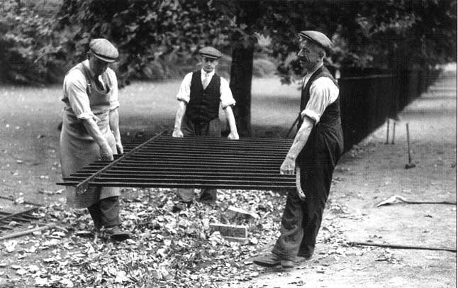 We are back! This week @ckolonko takes us through the use of the humble railing and its war time use! Listen wherever you get your pods. shows.acast.com/home-front-his… #2ww #homefront #podcasts