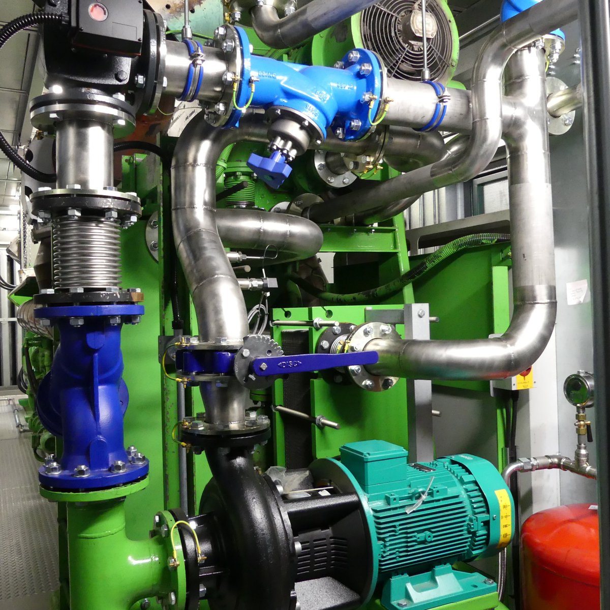 4” stainless steel high temperature radiator pipework, along with bellows, 3-way valve and flow meter in this tight space.

#pipework #welding #stainlesssteel