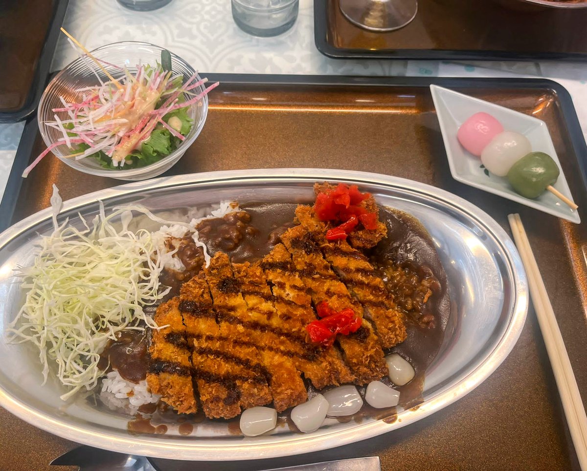 JaponEamigos's tweet photo. Disfrutando un Katsu Kare y un hanami dango🍡...Dango, Dango, Dango Daikazoku🎶🎵 Itadakimasu!! #japonentreamigos #hanamidango https://t.co/dfCkttXSg3