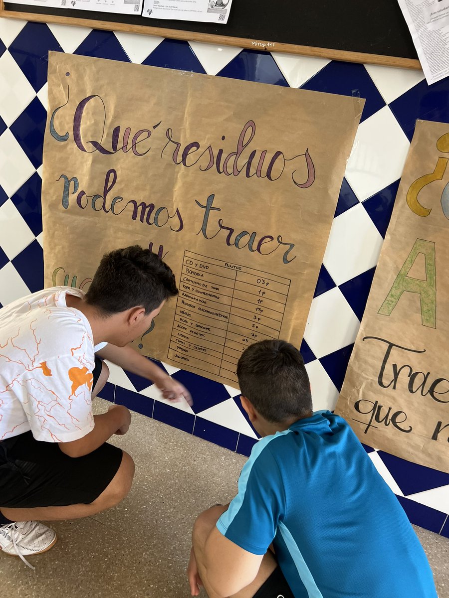 ECO_pespinosa's tweet photo. Nuestros alumnos empiezan a animarse en esta labor de #reciclaje que pone en marcha nuestro @i_pedroespinosa en su II Semana del Reciclaje. ¡Conoce la puntuación por cada residuo que puedes traer! Todo suma. https://t.co/8vBywMvFnK