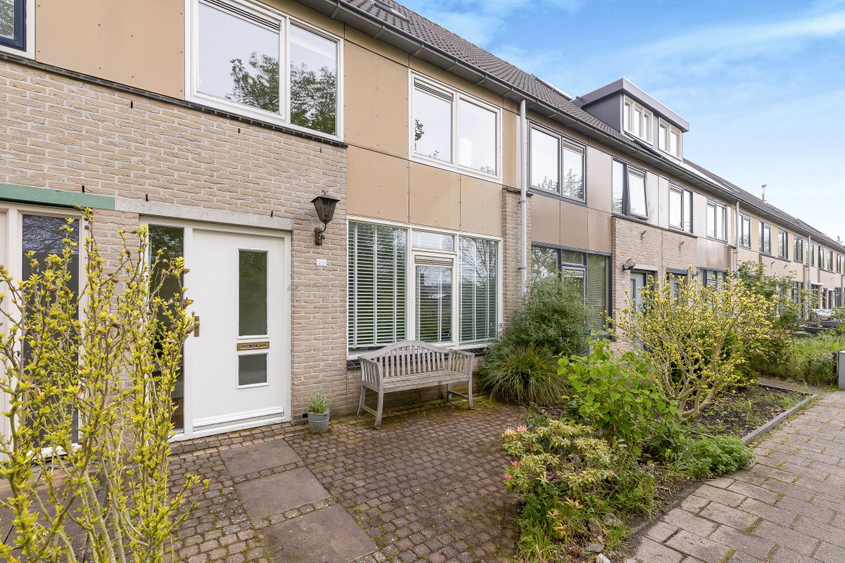 Nieuw te koop in #Almere #huis te koop in #Muziekwijk. uitzicht op Stadsgracht. 5 slaapkamers mogelijk! Bieden vanaf 350000. Straks op #funda