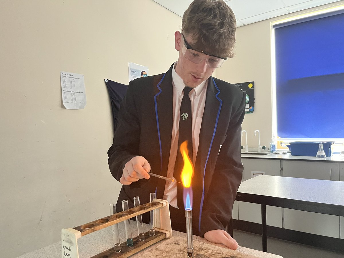 Year 10 triple chemists identifying ions with Mr B… 🧪⚛️ #ions #Chemistry #aqachemistry #flametests