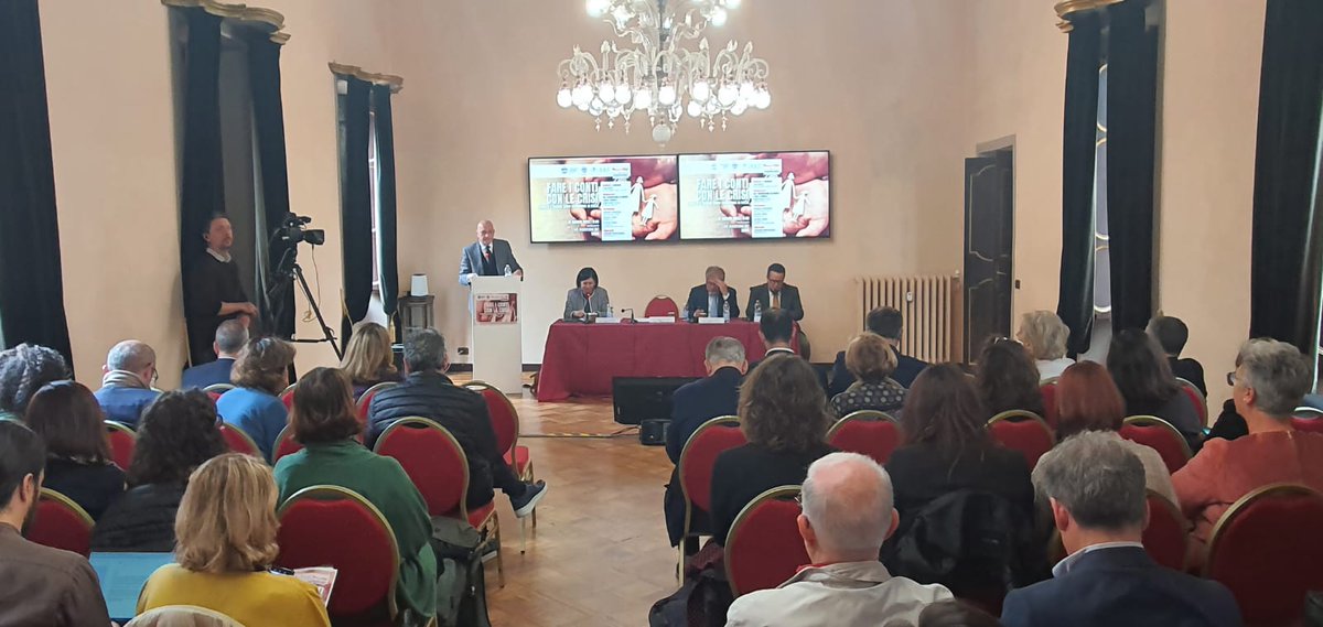 Acli_nazionali's tweet photo. “Siamo di fronte ad una situazione che sta peggiorando. Dieci anni i poveri assoluti assoluti erano 2 milioni, oggi sono 6 milioni. Ci sono 50mila #famiglie a rischio #povertà”, @antorus, vicepresidente nazionale Acli, durante la presentazione dei dati dell'#OsservatorioAcli. https://t.co/EZlX2mU7Vv