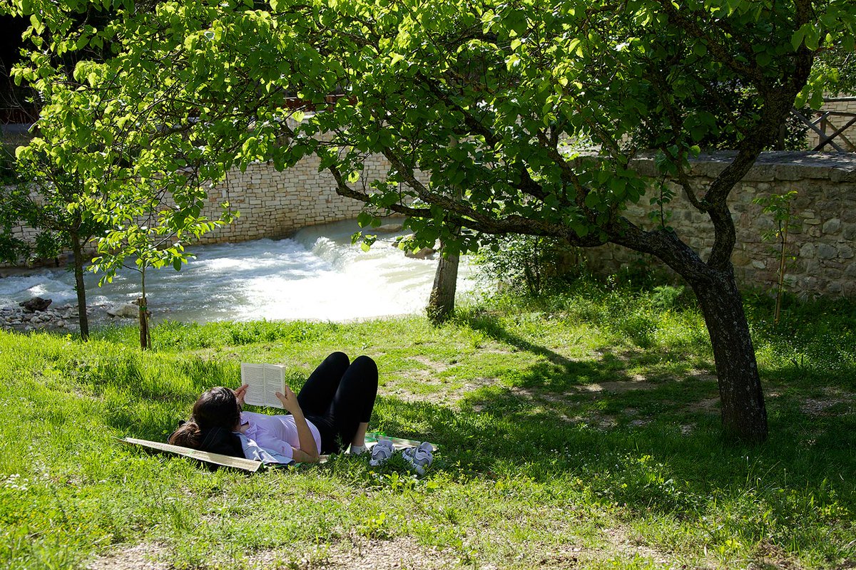 Fondoambiente's tweet photo. Ritagliarsi dei periodi in cui scollegarsi da smartphone e computer aiuta a rilassare la mente, dedicare del tempo a se stessi e alle attività che si amano di più. Scopri i #BeniFAI per il tuo #DigitalDetox https://t.co/sw0ci1ckzs #weekend https://t.co/PdpxkNqTWP