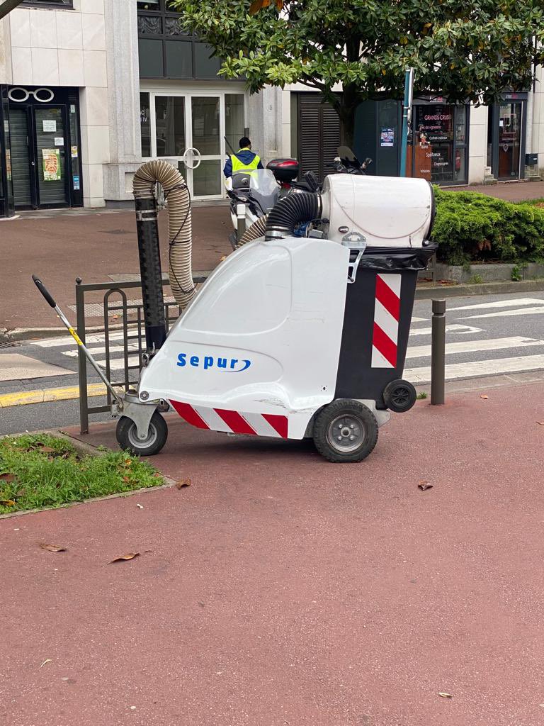 elisabattistini's tweet photo. @mairiedu16 Un aspire💩💩💩🚬 le XVI pourrait investir? Notre quartier est trop sale!!! Crottes de chiens étalées sur tous nos trottoirs. (Machine vue à Suresnes) #paris16 https://t.co/xfNIb3Ml5r