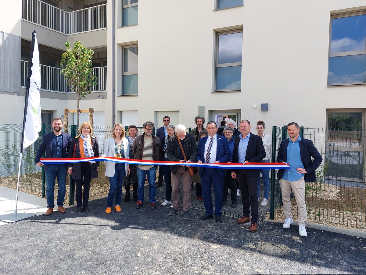 Sous le soleil de Romillé ce midi, architecte, équipes Néotoa, financeurs, élus… Tous étaient réunis afin de remettre les clefs aux locataires des 22 nouveaux logements de la rue des Lavandières.