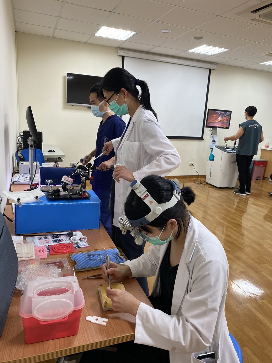 分站挑戰！
多種訓練盒跟高階手術模擬器，讓年輕的醫師們的訓練更多元🏆

#SurgicalScience #KyotoKagaku #KotobikiMedical #Surgeon #MedEd #SurgicalTraining #MedicalSimulation #永達儀器 #您醫護教育的好朋友 #TrainingBox #VR #clinicalValidation #外科教育 #擬真 #GS #GU #PGY #resident