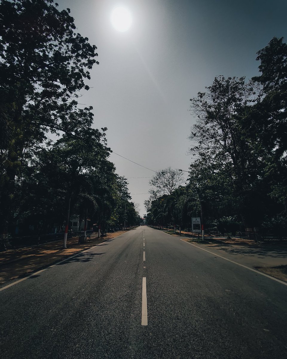 thethiirdeyee's tweet photo. Empty roads! 4️⃣0️⃣°C !! 
Proper Indian Summer vibes! ☀️🥵

#summer #shotononeplus #Patna https://t.co/XAnM7O9RYJ