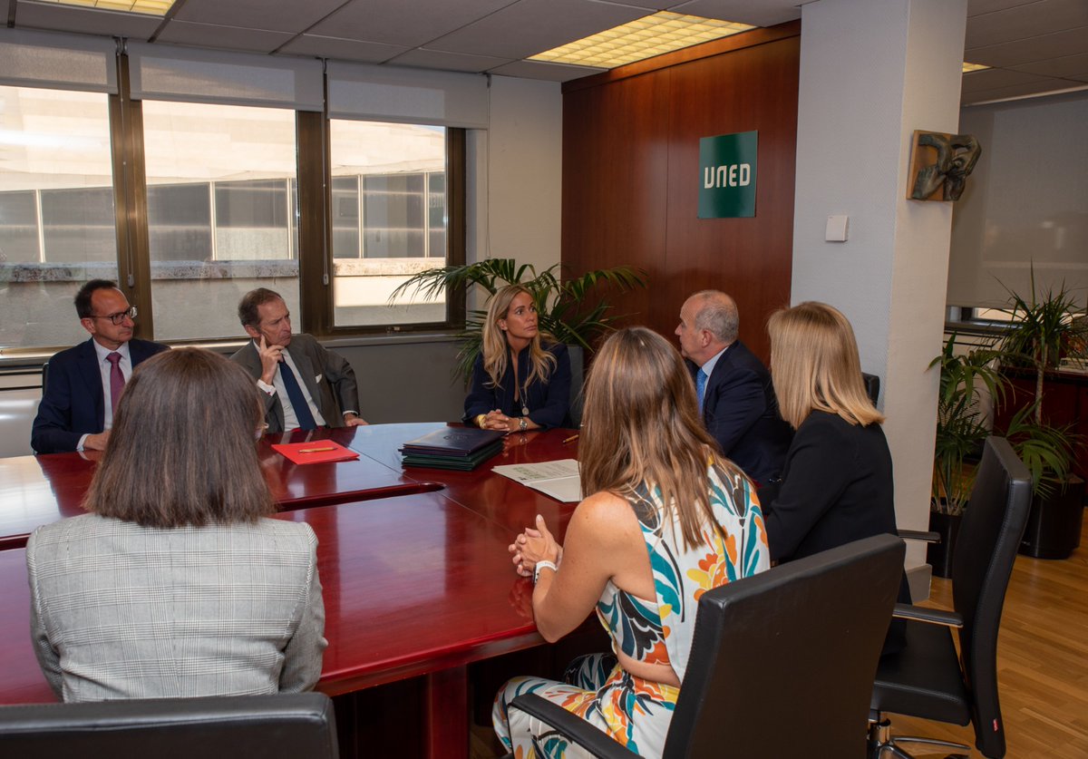 Ampliamos nuestro acuerdo de colaboración con @SantanderUni con 15 nuevas Becas Santander Progreso.

Nuestro compromiso con el futuro profesional y la mejora de la empleabilidad de nuestros estudiantes es un pilar fundamental de la <a href="/UNED/">UNED</a>.

comunicacion.uned.es/news/show/9984…

#SomosUNED
