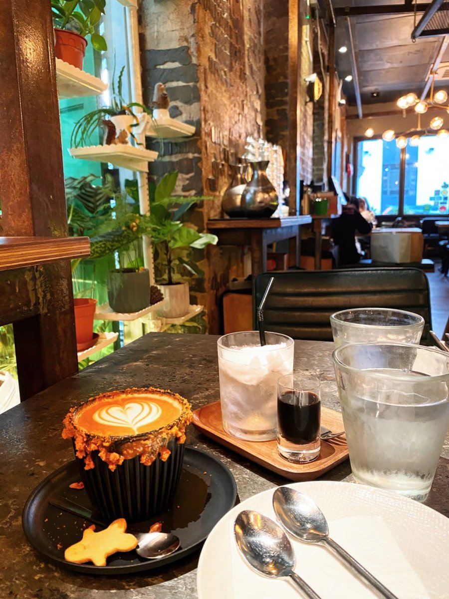 🥰😘 Afternoon tea with friends, 💞 chatting, life can be so relaxing 🍵.