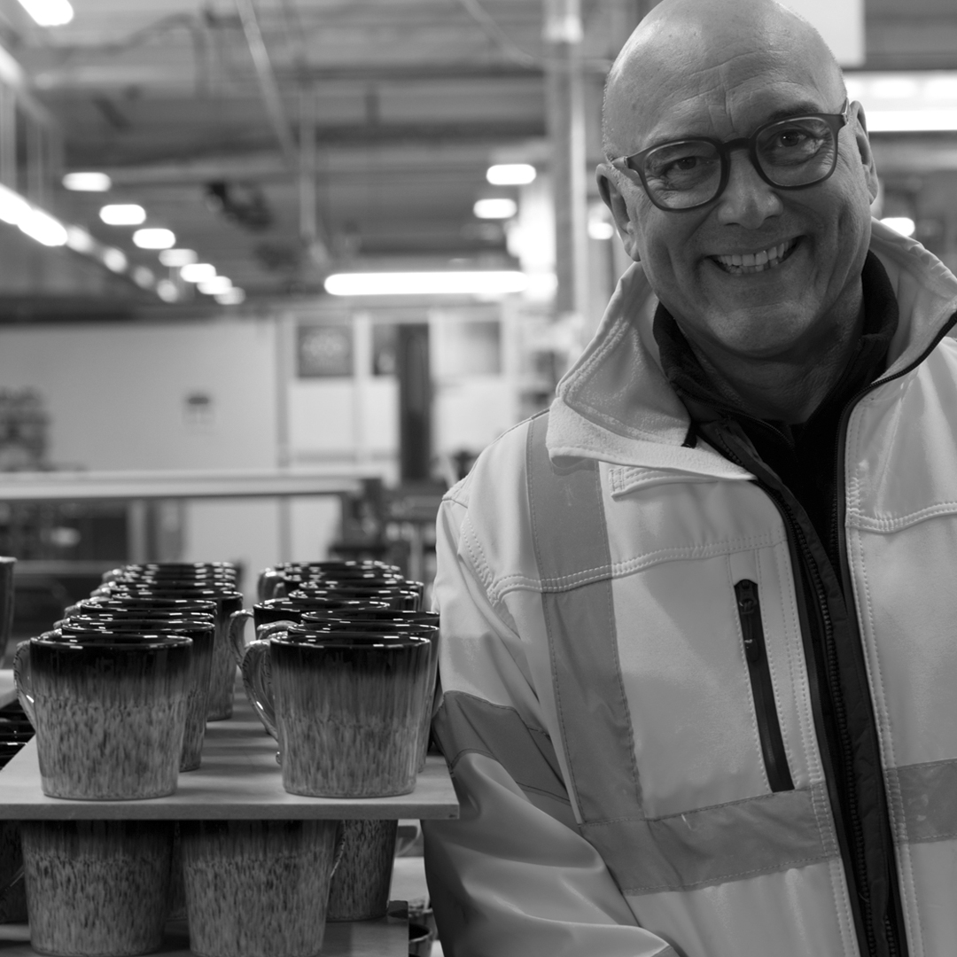 denbypottery's tweet image. Exciting news! #InsideTheFactory featuring Denby is being repeated on @BBCTwo at 8pm tonight.

Tune in to see how our iconic Halo Mug is handcrafted in our Derbyshire pottery as we go behind the scenes with @GreggAWallace.
#MadeinEngland