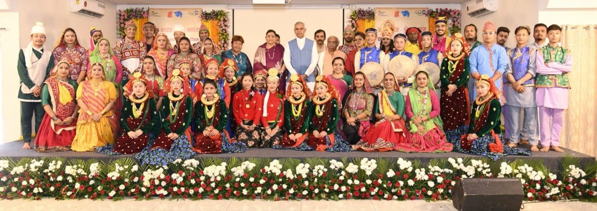 InfoGujarat's tweet photo. રાજ્યપાલ શ્રી આચાર્ય દેવવ્રતજી, મુખ્યમંત્રી શ્રી ભૂપેન્દ્રભાઈ પટેલ, રાજ્ય મંત્રીમંડળ તેમજ અન્ય મહાનુભાવોની ઉપસ્થિતિમાં રાજભવન, ગાંધીનગર ખાતે સિક્કિમ રાજ્યના ૪૮મા સ્થાપના દિવસની ઉત્સાહભેર ઉજવણી કરવામાં આવી..

#SikkimFoundationDay #Gujarat #Folkdance https://t.co/Pvlhoe0nqn