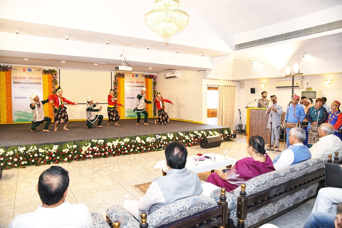 InfoGujarat's tweet photo. રાજ્યપાલ શ્રી આચાર્ય દેવવ્રતજી, મુખ્યમંત્રી શ્રી ભૂપેન્દ્રભાઈ પટેલ, રાજ્ય મંત્રીમંડળ તેમજ અન્ય મહાનુભાવોની ઉપસ્થિતિમાં રાજભવન, ગાંધીનગર ખાતે સિક્કિમ રાજ્યના ૪૮મા સ્થાપના દિવસની ઉત્સાહભેર ઉજવણી કરવામાં આવી..

#SikkimFoundationDay #Gujarat #Folkdance https://t.co/Pvlhoe0nqn