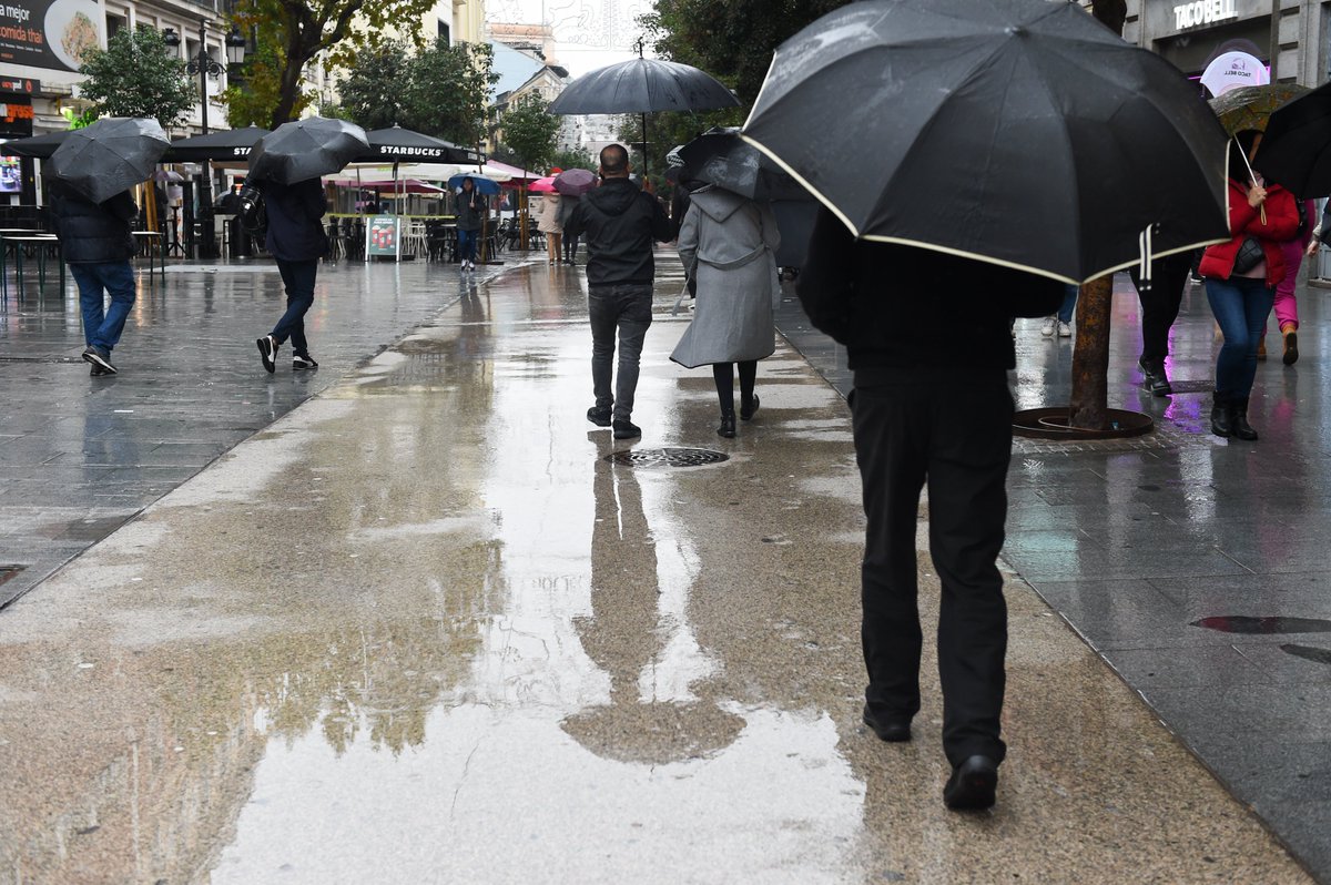 telemadrid's tweet photo. La AEMET avisa de lluvias, tormentas y temperaturas hasta 10 grados por debajo de lo habitual para esta semana https://t.co/8By2nhmXDz https://t.co/oHTIuycsdc