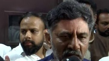 jantatv_news's tweet photo. मैं सभी नेताओं से मुलाकात करूंगा। पहले मुझे #Congress अध्यक्ष से मुलाकात करनी है। कुछ लोग अफवाह उड़ा रहे हैं कि मैं इस्तीफा दे रहा हूं। ये बकवास है। मेरी पार्टी मेरी मां है। हमारे सभी विधायक साथ हैं : कर्नाटक कांग्रेस अध्यक्ष डी.के. शिवकुमार
#dkshivakumar #dkshiva #Karnataka https://t.co/VYa1Tp6Q1o