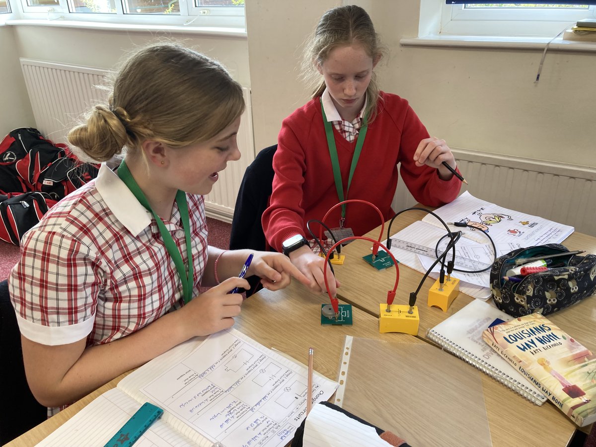 PipersPrep's tweet photo. #PipersYear6 are investigating electrical circuits and learning how to draw circuit diagrams #PipersScienceπ‘ https://t.co/h4Sx3oajRA