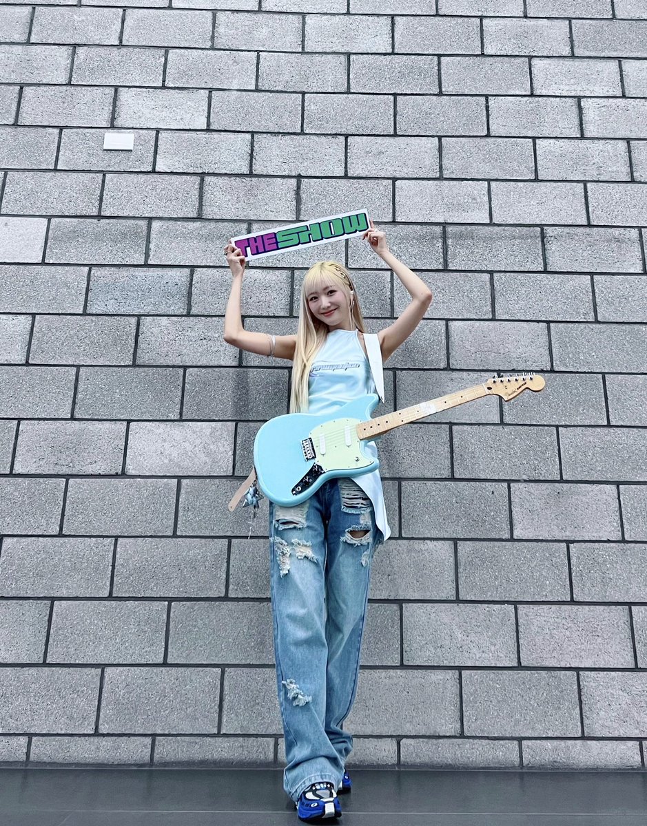 sujeotg's tweet photo. ㅤToday I'm back to promote another song, the title is ‘Love or Hate’. And again I use my guitar. Well, see you in The Show. https://t.co/y0pPIlMqfX