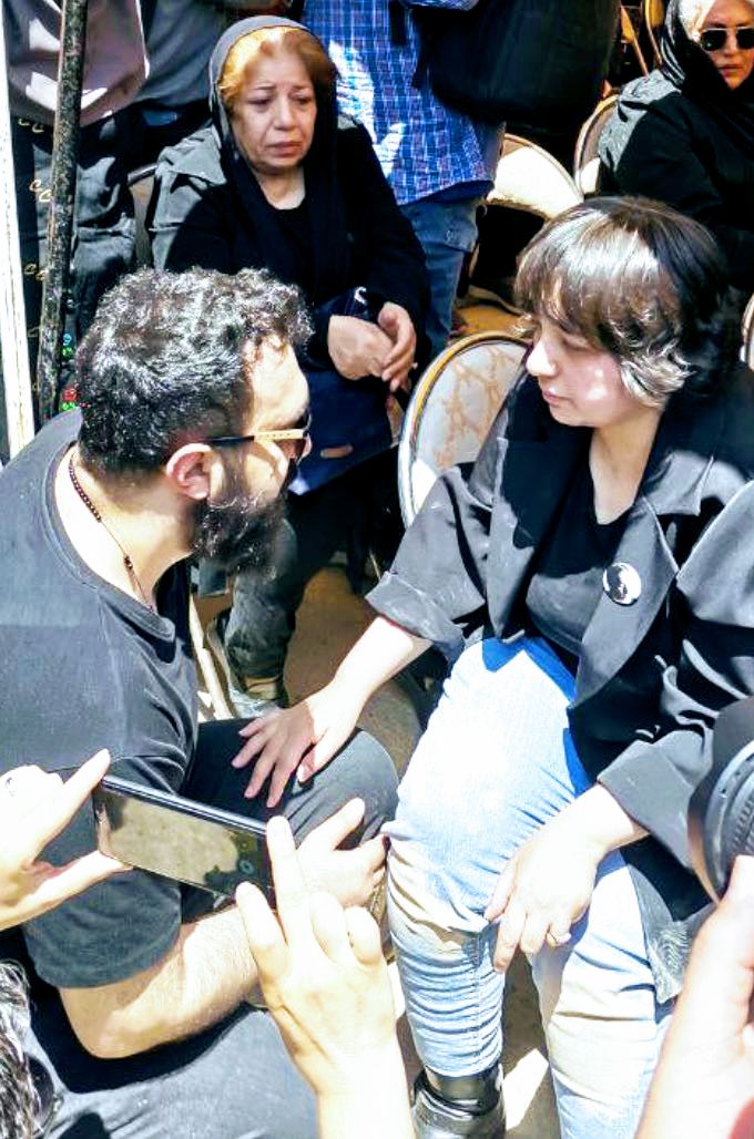lzeinabzamanl's tweet photo. شجاعت #مهدی_یراحی عزیز ستودنی ست.
ممنون که با وجود خطراتی که براتون وجود داشت، ما رو در رهسپاری بابا تنها نگذاشتید.
حضورتون برای من و خانواده ام ارزشمند بود.
#حسین_زمان https://t.co/45CMCOil8G