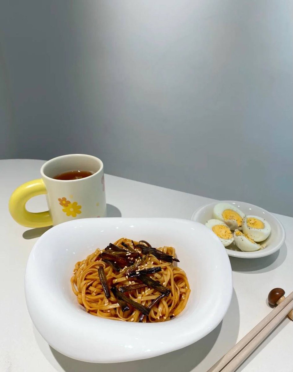 Chaque nuit, je n'arrive pas à dormir, je dors de 1 à 2 heures du matin jusqu'à midi, je prends mon petit-déjeuner et mon déjeuner ensemble et je n'ai toujours pas sommeil.