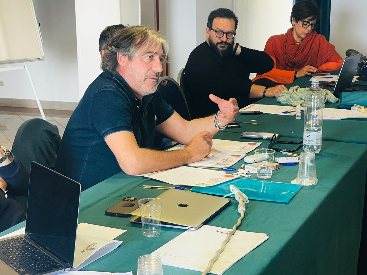 FilcaCisl's tweet photo. Il segr. naz. Ottavio De Luca interviene al Corso di #formazione a #Terrasini: "In #edilizia il sistema bilaterale è di fondamentale importanza per la gestione del #contratto, con benefici anche sul territorio. E poi garantisce formazione, regolarità, #sicurezza nel settore". https://t.co/mnHbnmd7HO