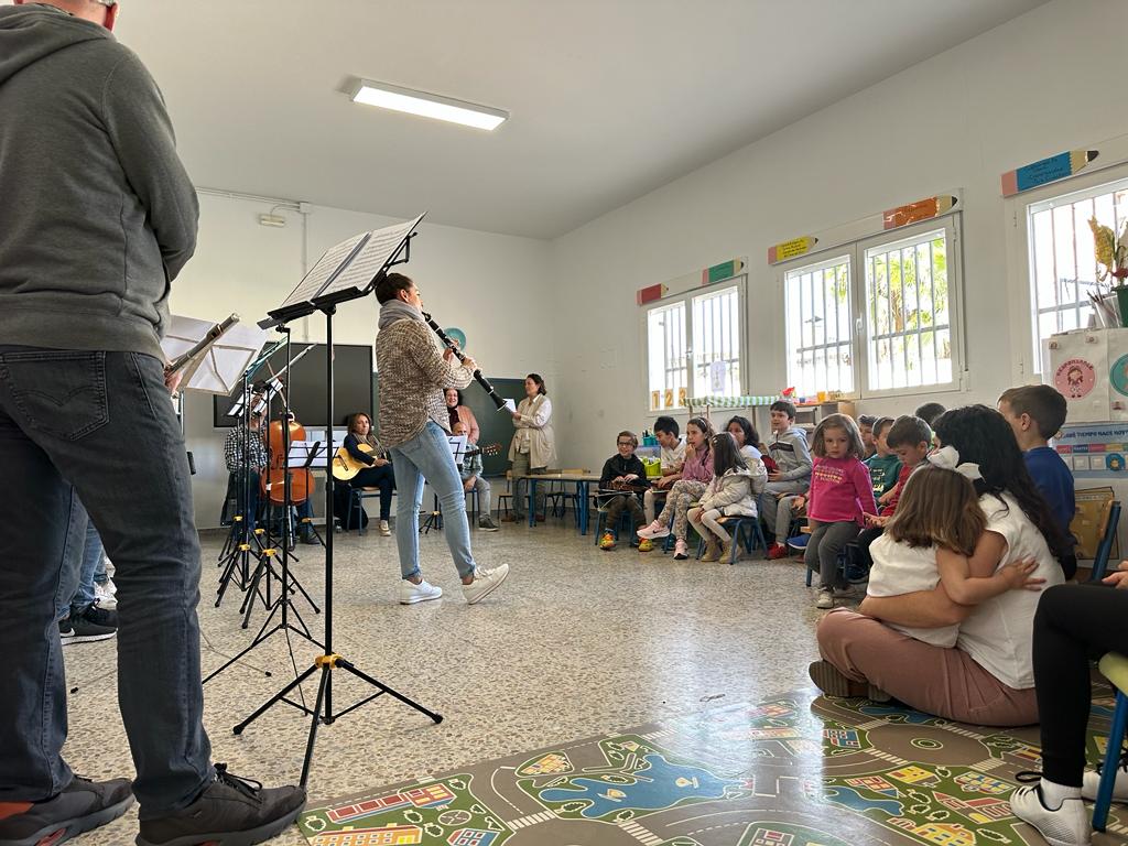 Hoy hemos recibido la visita del Conservatorio Profesional de Música de Pozoblanco «Marcos Redondo» y hemos podido disfrutar de un espectacular concierto didáctico. Además, ¡dos de nuestros alumnos no han dado una sorpresa interpretando un par de obras con sus instrumentos!