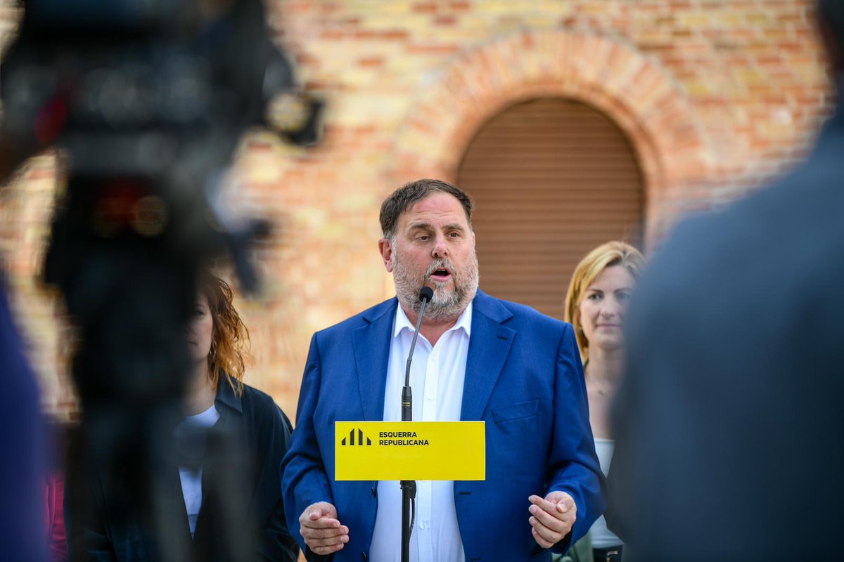 junqueras's tweet photo. Cada vot al PSC serveix perquè el govern espanyol privi els ajuntaments dels seus recursos. Els obliga a tenir superàvit i no gastar els seus estalvis. Més de 3.500 milions d’euros bloquejats que no poden anar a les escoles bressol ni a les polítiques socials transformadores. https://t.co/d01sJjDs5F