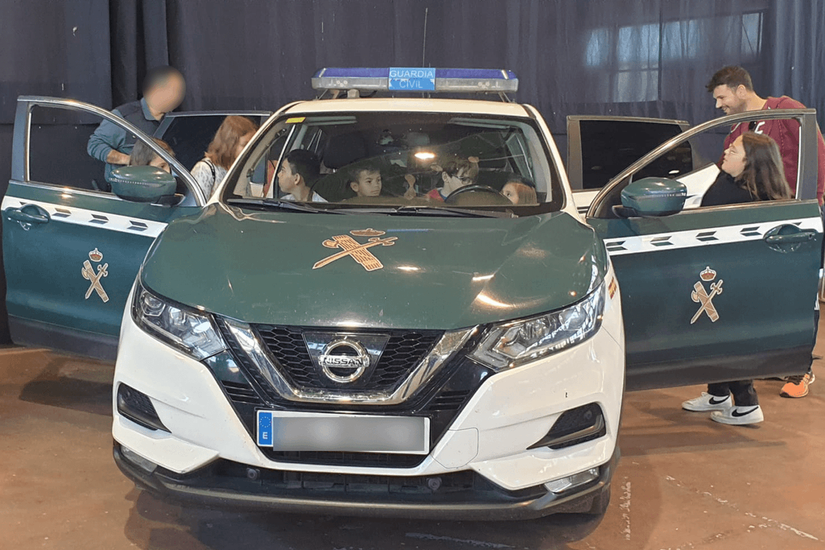 Gracias a nuestra participación en el Plan Director de la Guardia Civil tuvimos la oportunidad de visitar una exhibición de sus medios y material con la compañía de nuestros voluntarios Quiti y Juan de Dios.