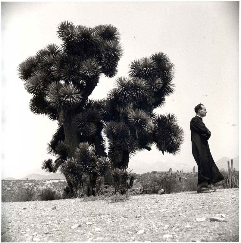 HistoriasLitera's tweet image. Juan Rulfo, aparte del brillante escritor que conocemos, fue un gran fotógrafo que retrató durante décadas el México que le tocó vivir. 

Decía Rulfo:
&quot;Para escribir tengo que imaginar. La realidad no me dice nada literariamente, aunque pueda decírmelo fotográficamente.&quot;