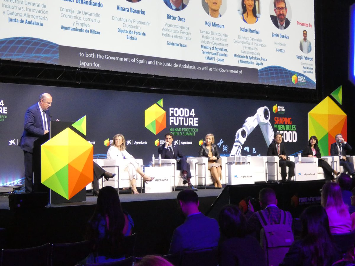 ELIKA_Fundazioa's tweet photo. Comienza #F4F2023 en @BEC_Bilbao. @BittorOroz recuerda que se necesita conocimiento, tecnología y talento para dar respuestas a los retos globales de manera local. https://t.co/VtjddCumtN