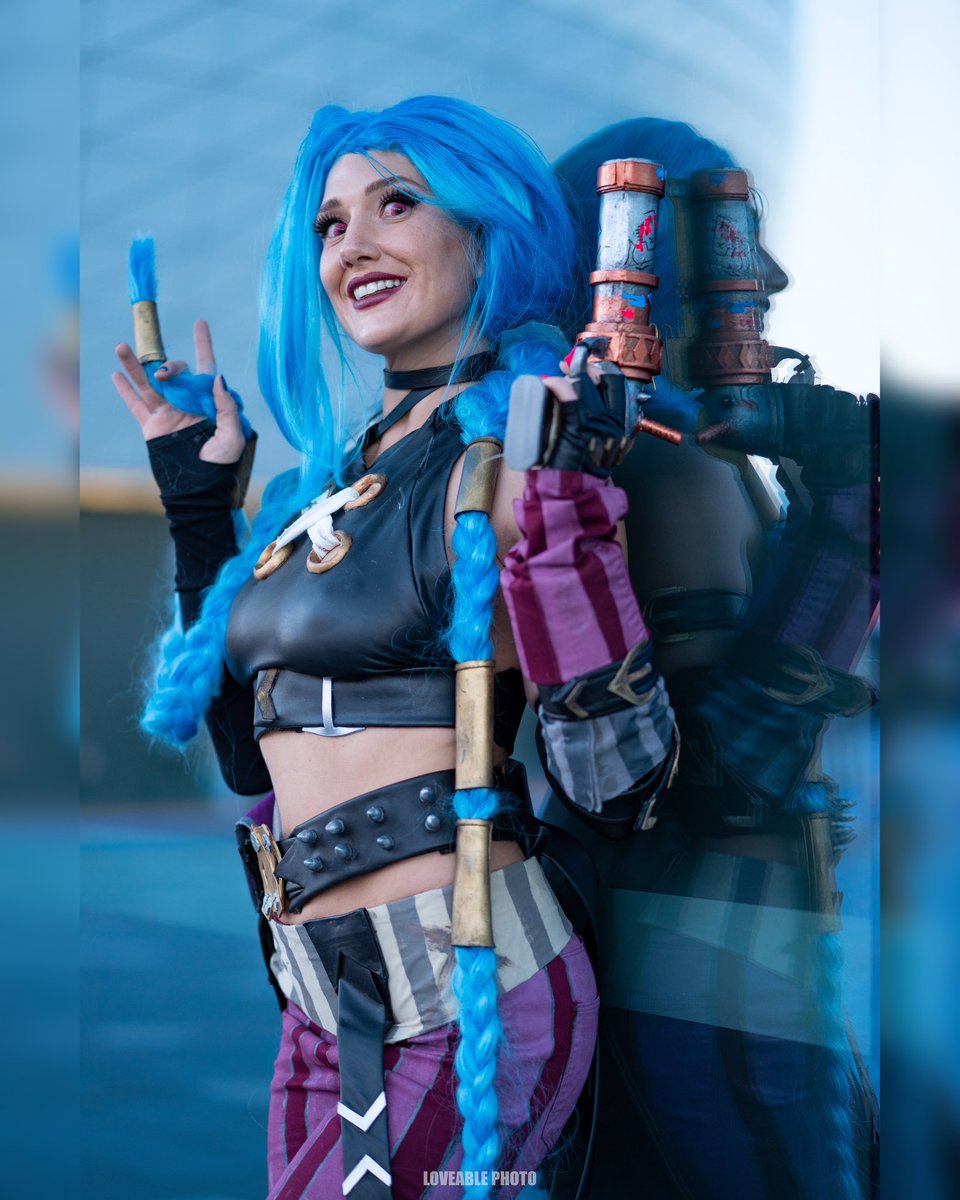 𝑺𝒉𝒆𝒆𝒔𝒉, 𝑰’𝒎 𝒏𝒐𝒕 𝒕𝒉𝒂𝒕 𝒄𝒓𝒂𝒛𝒚!

One of my favorite photos from <a href="/DreamHack/">DreamHack</a> captured by the mega talented @Loveable_Simon 

🔫Cosplay and prop made by me 

#jinx #arcane #jinxcosplay #dreamhack #dreamhackcosplay #leagueoflegends
