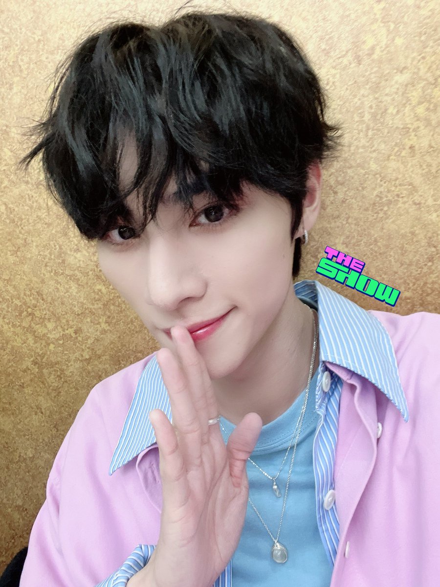 theshow_offcl's tweet image. 요즘 핑크하늘이 유행이라던데🩷🩵
첫번째‼️달달하고 포근한 핑크색솜사탕🍬
두번째‼️시원하고 달콤한 하늘색소다맛아이스크림🧁🩵
마지막으로
🩷오늘의 쥔쥔🩵
아 곤란하다 곤란해••• #더쇼 네 더쥔 이렇게 귀여우면 슈퍼스타밖에 못한단 말이에요😎‼️
#샤오쥔 #THESHOW @NCTsmtown @WayV_official