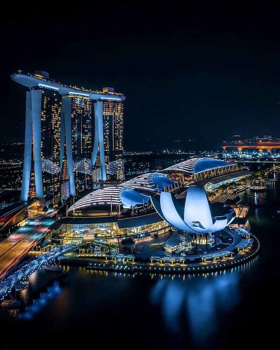 Singapore at night 👌✨🖤 Book your tour with Travello 🌏 📸 Instagram.com/j.d.lin