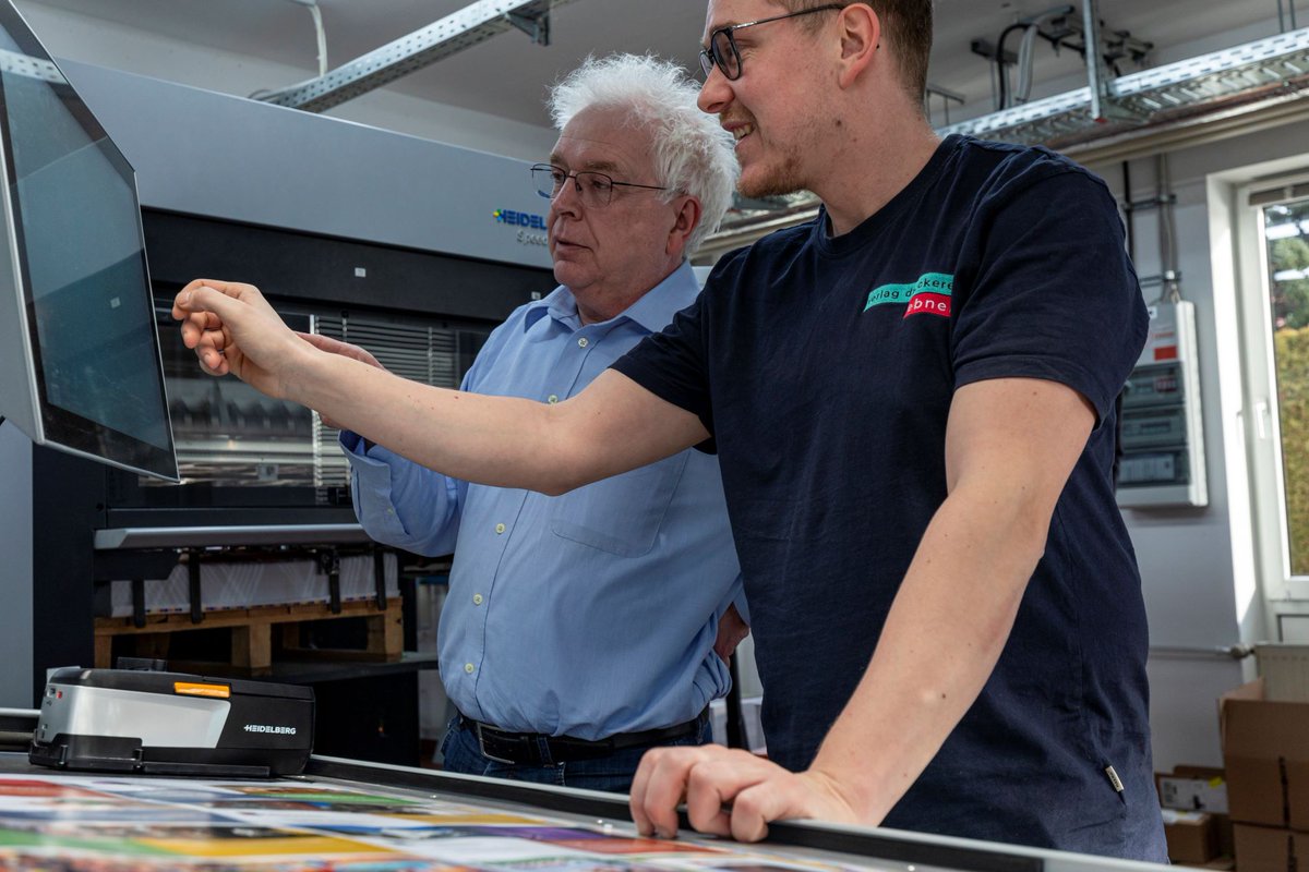 HeidelbergFR's tweet photo. 📢 Témoignages clients - Verlag Druckerei Ebner, Allemagne. « Colorimétrie parfaite et intelligence artificielle avec le nouveau Prinect Easy Control et Color Assistant Pro sur une Speedmaster CX 75-4 » Découvrez 👉 https://t.co/CB0BTXJ0eJ #Speedmaster https://t.co/MG56PGJQzA