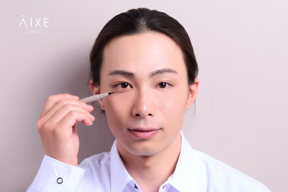 aixe_tokyo's tweet photo. 5秒で作れる涙袋。
テクニックは必要ありません。
笑顔を作り、涙袋をさっとなぞるだけ。
メンズメイク、まずはこのライナーから
始めてみては?
5月下旬にMakuakeにて先行発売予定。
今後のお知らせをお待ちください。
#aixetokyo #aixe #メンズメイク #メンズ美容 https://t.co/DRi6pqGVcJ