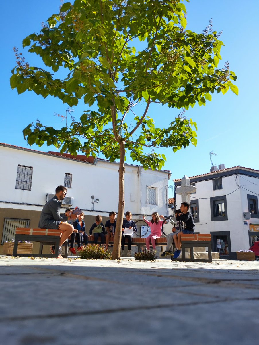 Este curso escolar volvimos a salir de nuestra escuela con la idea de recorrer los lugares más agradables para leer un libro en El Guijo. y conocimos a un escritor muy agradable e interesante, Miguel Andrés Castaño a quien le realizamos una entrevista.