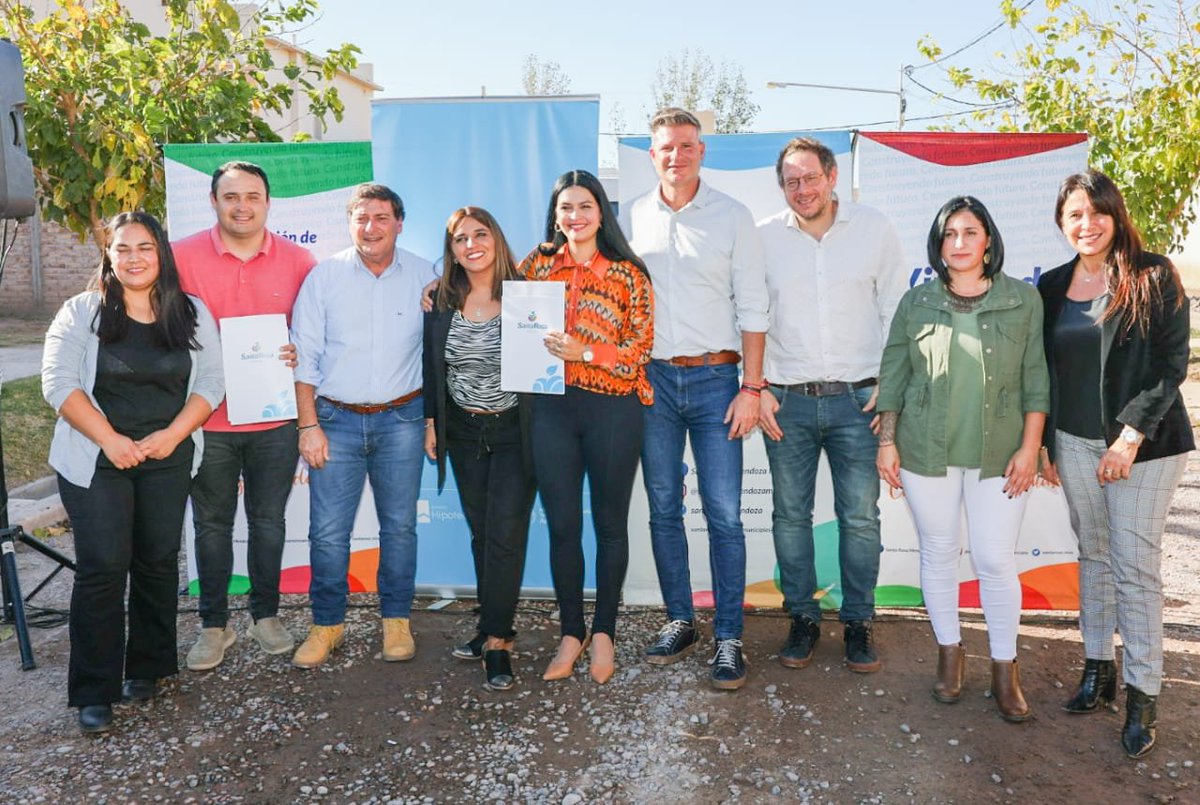 Estos hogares pudieron concretarse a partir del convenio de cogestión suscripto oportunamente entre el Ministerio y el municipio <a href="/SantaRosa_Mza/">Santa Rosa Mendoza Municipio Oficial</a>. Además, familias que ya están viviendo en el complejo habitacional, recibieron sus escrituras, lo que les garantiza seguridad jurídica.