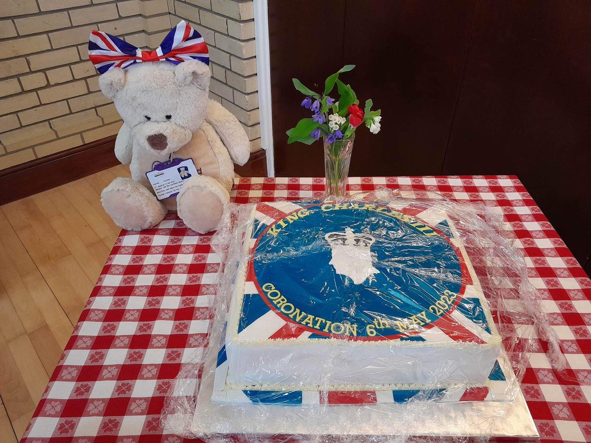 Homeinsteadhunt's tweet image. We hope you all had a brilliant time celebrating the Kings Coronation. Here's a few pictures of our celebrations within the office, plus some pictures from the Great Stukeley Village Hall Big Lunch that one of our office members attended👑