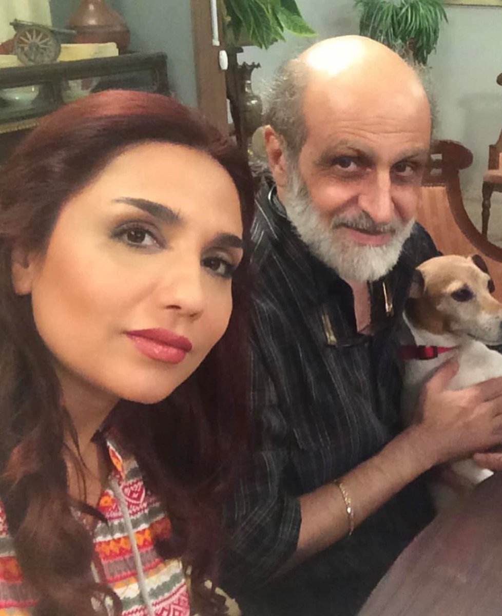 ranashmayess3's tweet photo. ما كانت الدنيا سايعتني لما قلتلي رح اشتغل معك..
بعمري مارح انسى كيف كنت تحتويني بالشغل…
ولا بنسى…صفنتك قبل كل مشهد ..
وضحتك بعد كل مشهد..
يالله..ما بضل النا بهالدنيا غير لحظات بتنطبع بالذاكرة..مرة مع دمعة ومرة مع بسمة..
الله يرحم روحك..ويعطينا الصبر💔
#هشام_شربتجي https://t.co/L8GCwMWs01