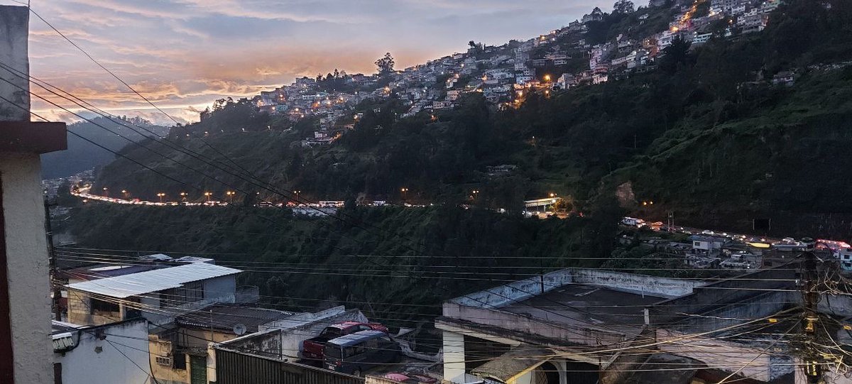 MashiRafael's tweet photo. Mas de 100 buses interprovinciales entrando a Quito para apoyar a Lasso.
¿En serio creen que así lograrán algo?🤦🏻
#LosCorruptosSiempreFueronEllos https://t.co/GfcafX9JeH