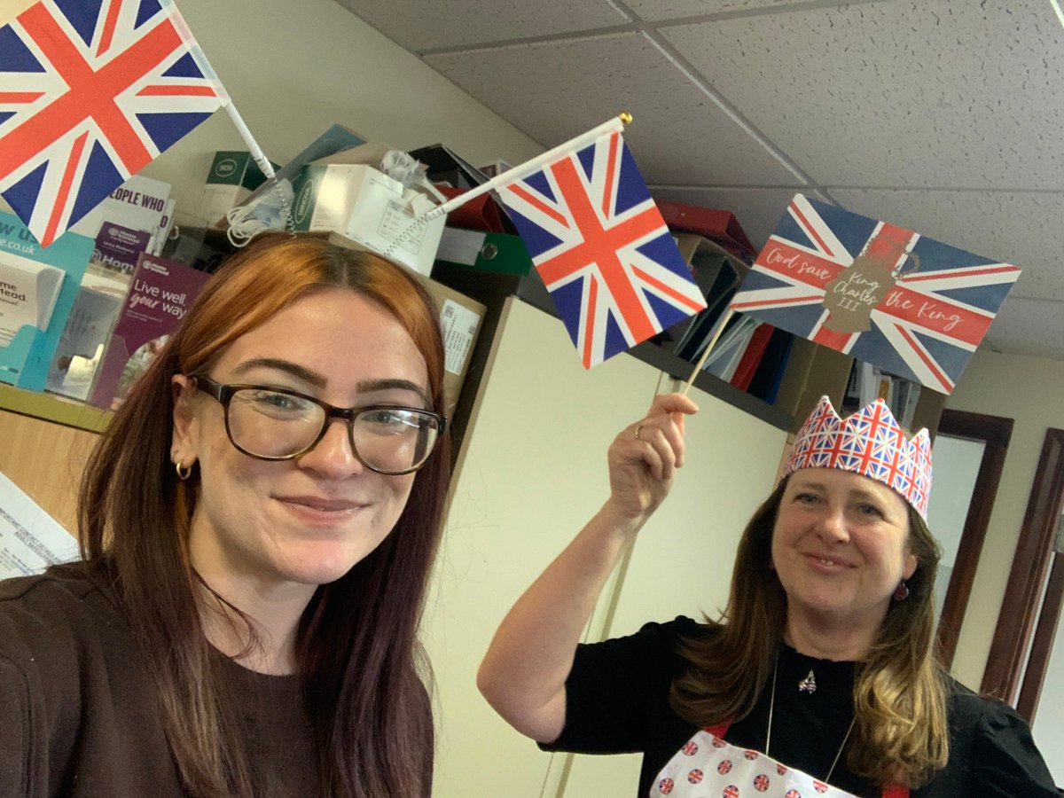 Homeinsteadhunt's tweet image. We hope you all had a brilliant time celebrating the Kings Coronation. Here's a few pictures of our celebrations within the office, plus some pictures from the Great Stukeley Village Hall Big Lunch that one of our office members attended👑