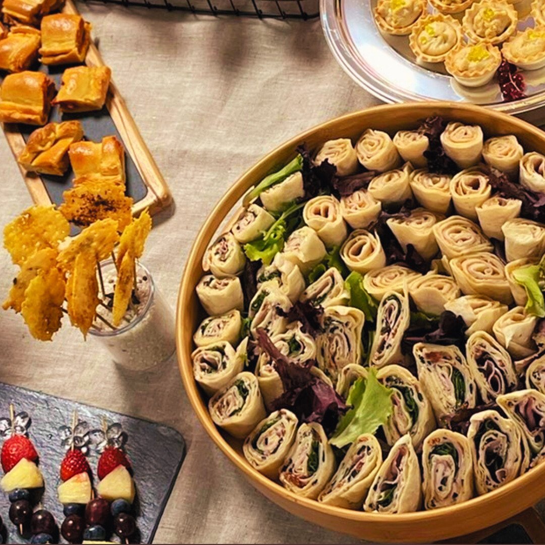 CocinandoRecue1's tweet photo. ¿Quién dijo que un catering es solo para grandes celebraciones? 🤔 ¿Tienes algún requisito alimentario especial? No hay problema. Podemos personalizar el menú para adaptarnos a cualquier necesidad dietética o alergia. https://t.co/ABZWsYji97