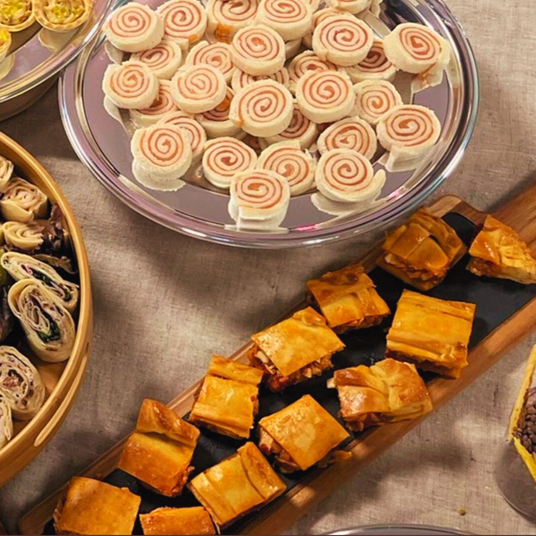 CocinandoRecue1's tweet photo. No importa si estás celebrando una reunión con amigos, una fiesta en casa o una cena familiar, queremos que solo te preocupes de disfrutar, no de cocinar. Nos encargamos de todo, desde la planificación del menú hasta la entrega y disposición de los platos. https://t.co/ta3Pf2u9q5