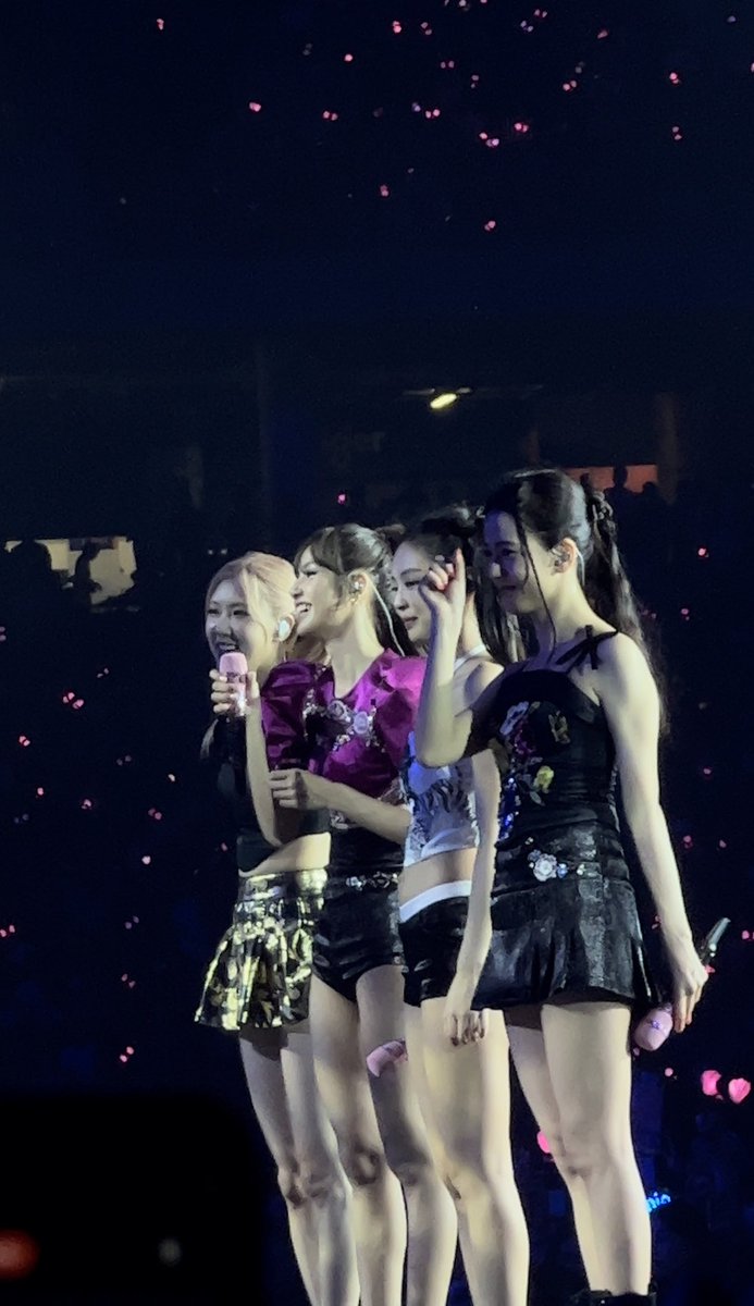 cinnakookroll's tweet photo. bornpinkinsg 🖤💗 https://t.co/6Q6V3HaiI0
