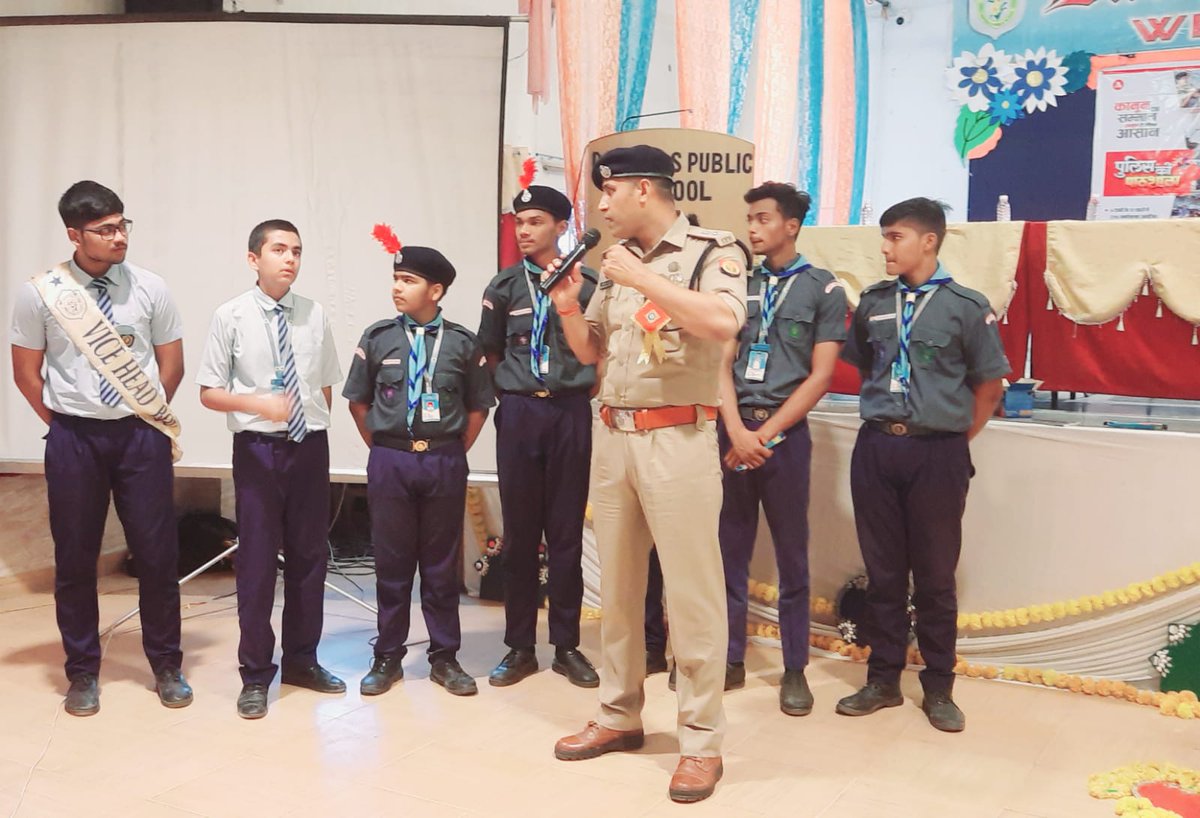 mirzapurpolice's tweet photo. рдбреИрдлреЛрдбрд┐рд▓реНрд╕ рдкрдмреНрд▓рд┐рдХ рд╕реНрдХреВрд▓ рдореЗ рдЖрдпреЛрдЬрд┐рдд рдкреБрд▓рд┐рд╕ рдХреА рдкрд╛рдард╢рд╛рд▓рд╛ рдХрд╛рд░реНрдпрдХреНрд░рдо рдореЗ #SP_Mzp @IPS_SantoshM рджреНрд╡рд╛рд░рд╛ рдЫрд╛рддреНрд░-рдЫрд╛рддреНрд░рд╛рдУрдВ рдХреЛ #UP_COP, рд╡рд┐рднрд┐рдиреНрди рд╣реЗрд▓реНрдк рд▓рд╛рдЗрди рдирдореНрдмрд░реЛрдВ рдХреЗ рдмрд╛рд░реЗ рдореЗрдВ рдмрддрд╛рддреЗ рд╣реБрдП рд╕рд╛рдЗрдмрд░ рд╣реЗрд▓реНрдк рд▓рд╛рдЗрди рддрдерд╛ рдпрд╛рддрд╛рдпрд╛рдд рд╕рдореНрдмрдиреНрдзрд┐рдд рдЬрд╛рдирдХрд╛рд░реА рджреЗрддреЗ рд╣реБрдП рдХрд┐рдпрд╛ рдЧрдпрд╛ рдЬрд╛рдЧрд░реВрдХ ред #UPPolice #Mirzapur https://t.co/E1L31APSQ5