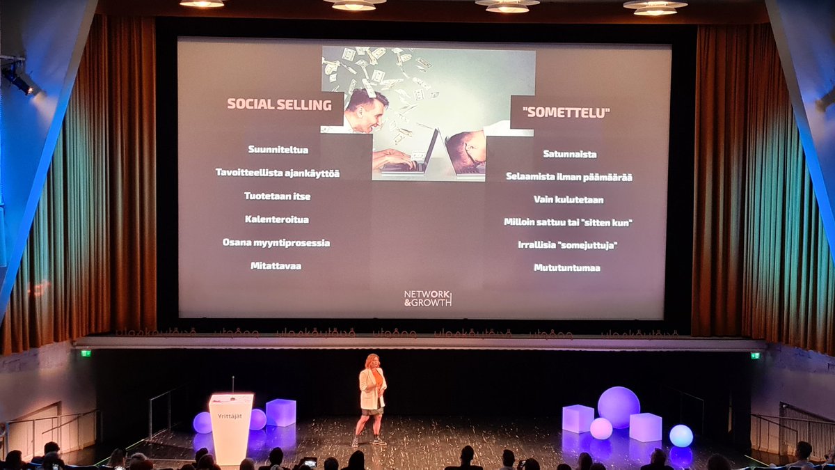 tiina_oksala's tweet photo. Kasvuvalmentaja @KankkunenOona painottaa #socialselling'in eroavaisuuksia somettelusta puheenvuorossaan Yritystä Stadiin -tapahtumassa. #YS23 #yrittäjät https://t.co/gwZs8LjATi
