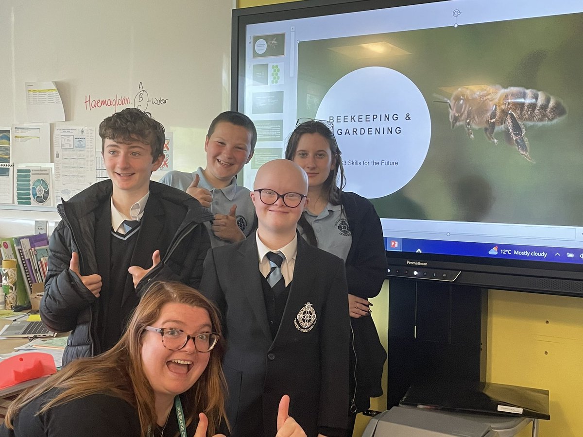 Beekeeping “Skills For the Future” class identifying the Queen! 🐝🐝🐝#learningnewskills #beekeepers @_stcolumba @St_Col_Home_Ec1