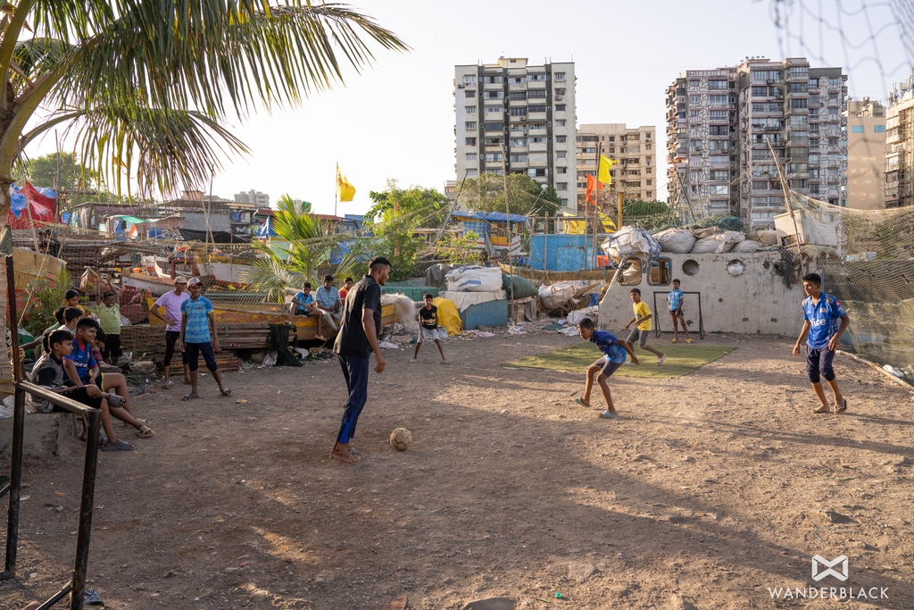wanderblack1's tweet photo. Football game. Koliwata Colaba, Mumbai. India. ⁠
⁠
#mumbai #lollywood #india #colaba #colabakoliwata #footballindia #footballcommunity #mumbaicentral #mumbaistation #mumbaitrain #bombay #wanderblack #mumbaistreet #streetphotographymumbai #thingstodoinmumbai #mumbailife https://t.co/dIbx4M3zsx